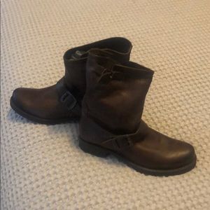 Frye Women’s Vickie Leather Booties
